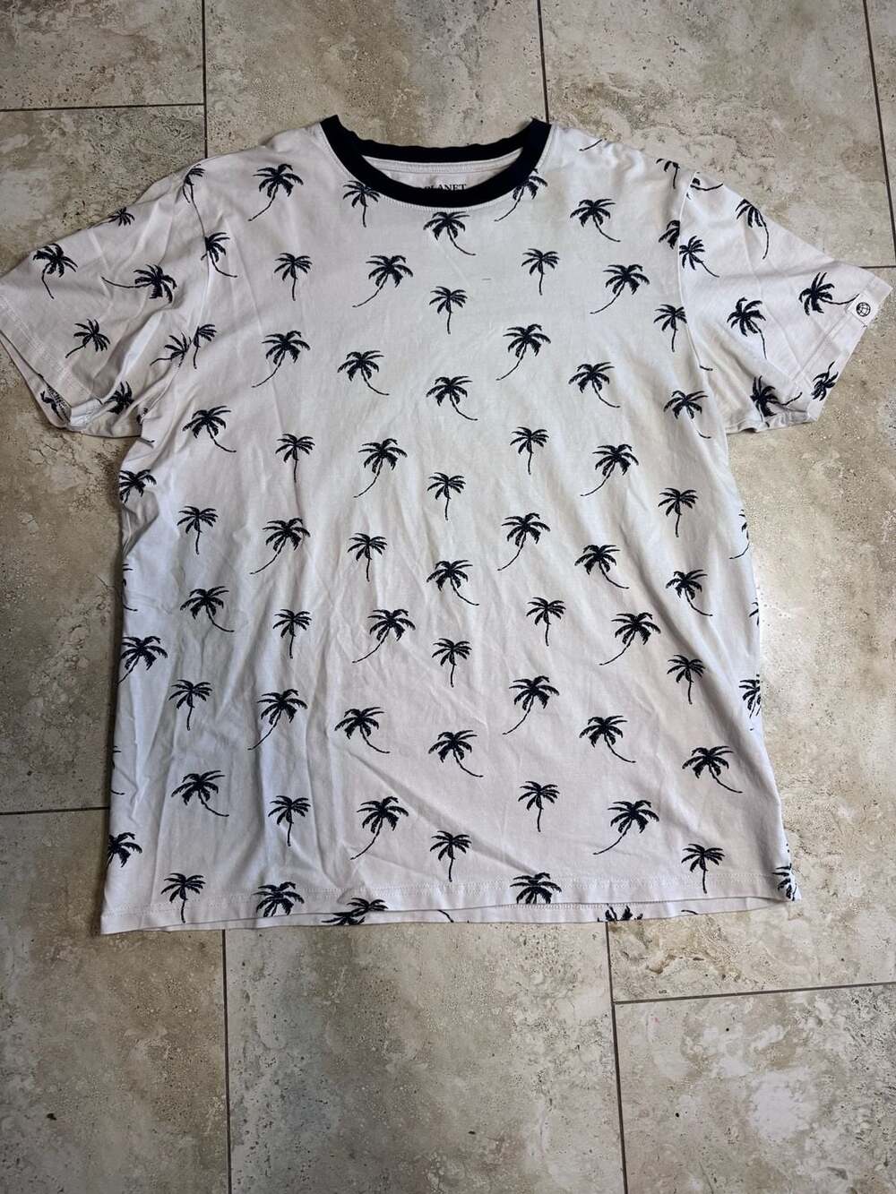 Free Planet NYC to Malibu Palm Tree Print White T-Shirt with Black Collar Large